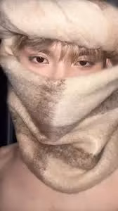 Dù không để lộ toàn bộ gương mặt nhưng nhiều người đoán rằng đằng sau chiếc khăn là một nhan sắc cực kỳ điển trai.