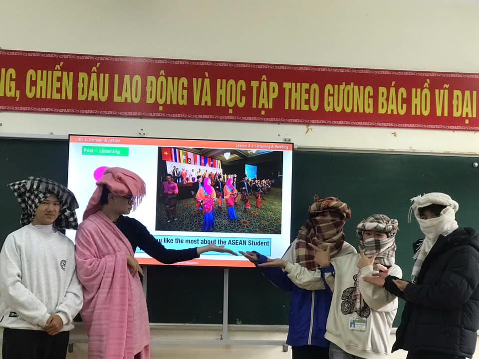 Chỉ để lộ phần đôi mắt, kết hợp cùng hiệu ứng chuyển động chậm và âm nhạc khiến người đu trend sở hữu nét bí ẩn, huyền bí.