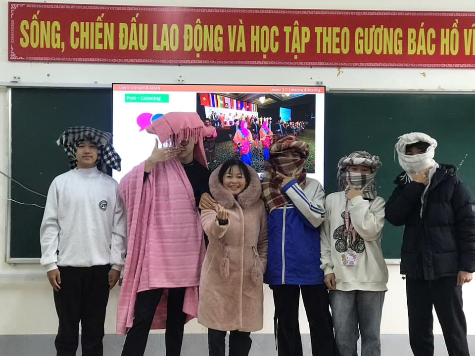 Điều đặc biệt của trào lưu này là các bạn trẻ sự dụng cách quấn khăn truyền thống của người Dubai. Theo đó, người dân của các tiểu Vương quốc Ả rập Thống nhất thường được dùng để che đầu và mặt trong điều kiện thời tiết khắc nghiệt.