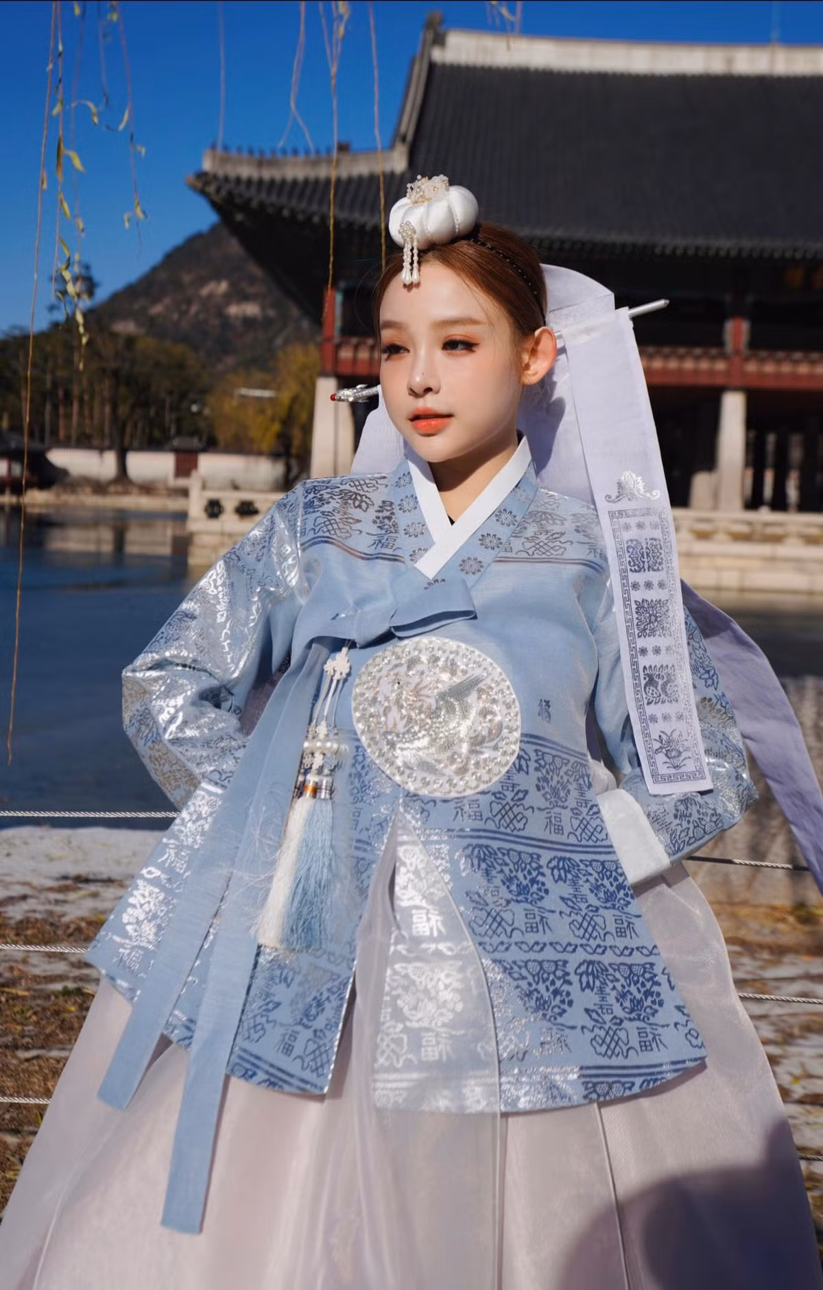 Với lối trang điểm tone cam, cô nàng như mỹ nhân cổ điển trong những bộ phim truyền hình.