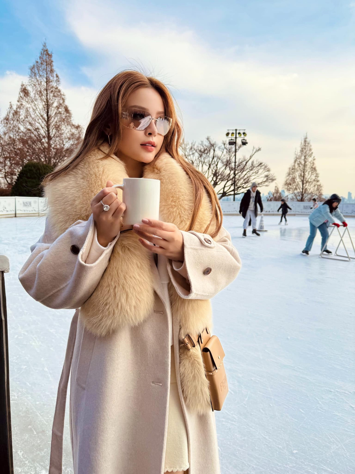 Phong cách "thời trang bất chấp thời tiết" được Huyền Baby tích cực ứng dụng trong chuyến du lịch mùa đông. Dù trời lạnh, người đẹp vẫn diện chân váy siêu ngắn, kết hợp cùng áo khoác ngoài sang chảnh.