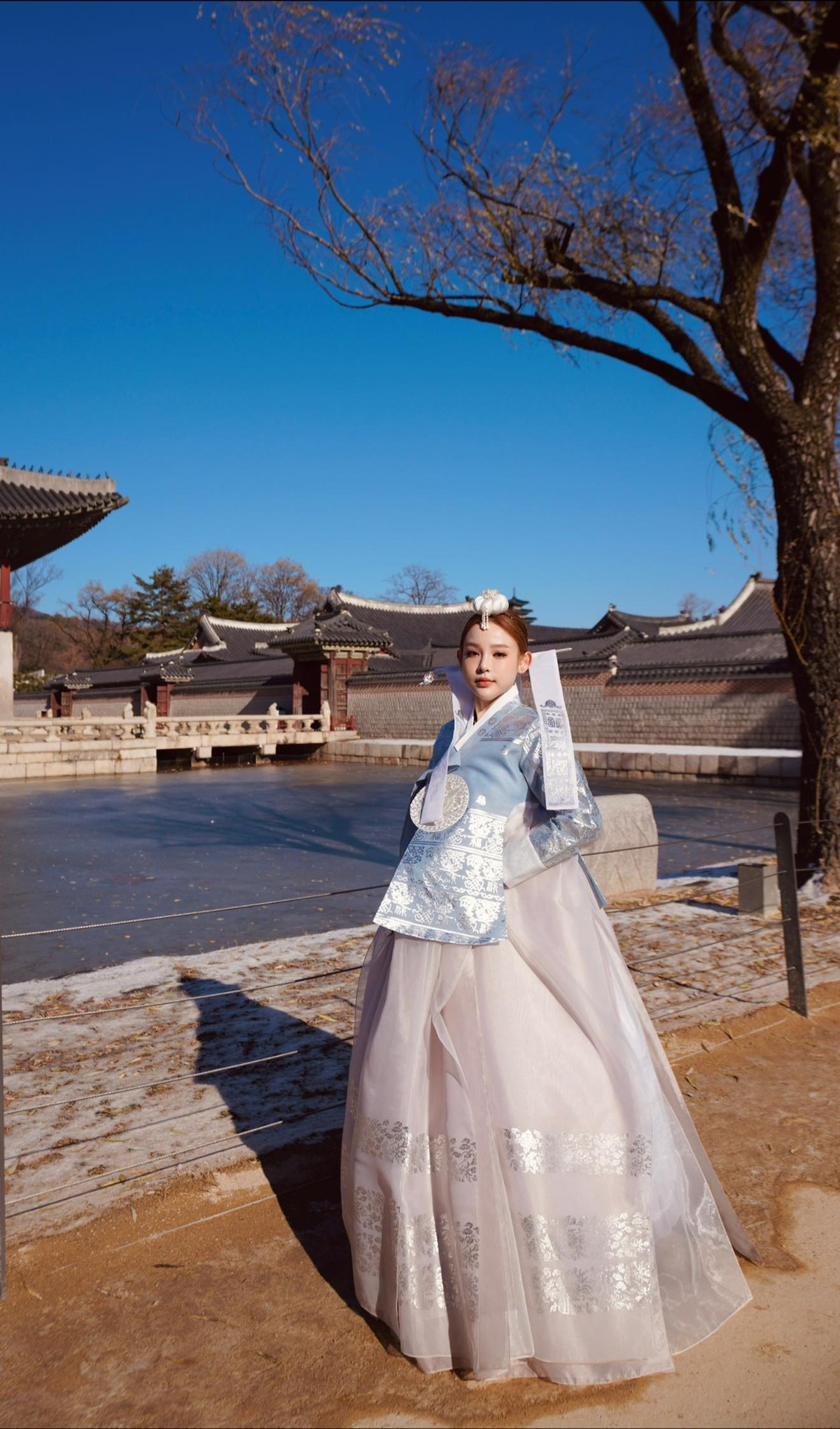 Ngay sau khi những hình ảnh này được đăng tải, đã nhanh chóng nhận được sự quan tâm lớn từ cộng đồng mạng. Phần lớn ý kiến đều dành lời khen ngợi cho vẻ đẹp ngọt ngào, dịu dàng của Huyền Baby trong tà áo hanbok. Nhiều người còn cho rằng, cô nàng như một nàng tiểu thư của nhà quan lại thời xưa với nét đẹp quyền quý nhưng cũng rất nhẹ nhàng, kiêu kỳ.