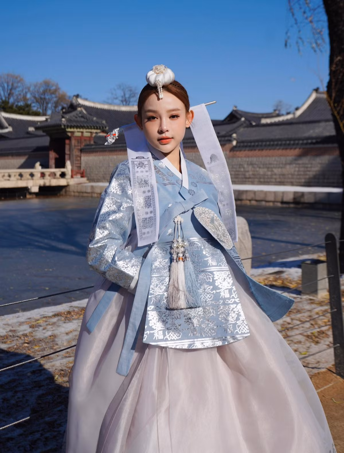 Thiết kế phần chân váy với chiếc tùng phồng của bộ hanbok giúp tôn lên vóc dáng thanh mảnh và làn da trắng sứ của cô nàng.