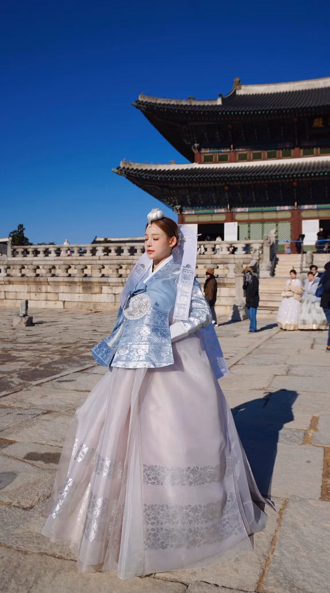 Không chỉ ghé thăm những cung điện nổi tiếng ở Hàn Quốc, cô cùng chồng và con còn đi shopping “không ngừng nghỉ” ở những trung tâm thương mại lớn.