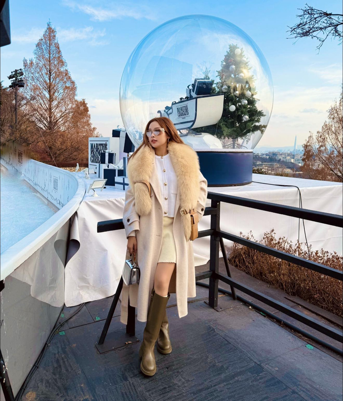 Khi đi mua sắm ở Seoul, "phú bà" Huyền Baby dát lên mình bộ sưu tập hàng hiệu đến từ nhiều thương hiệu xa xỉ trên thế giới.