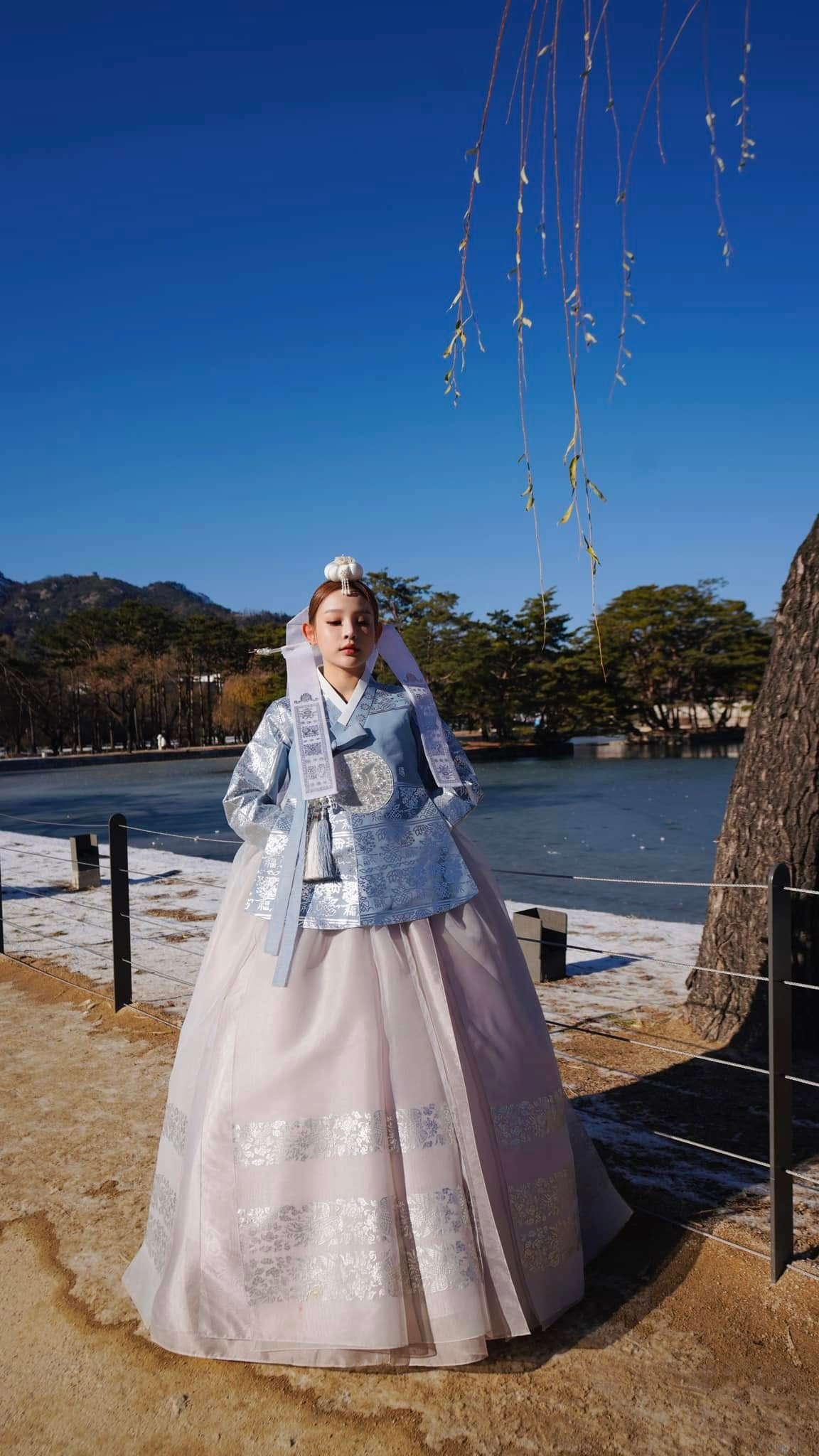 Gia đình cô cũng thử sức với bộ môn trượt tuyết.