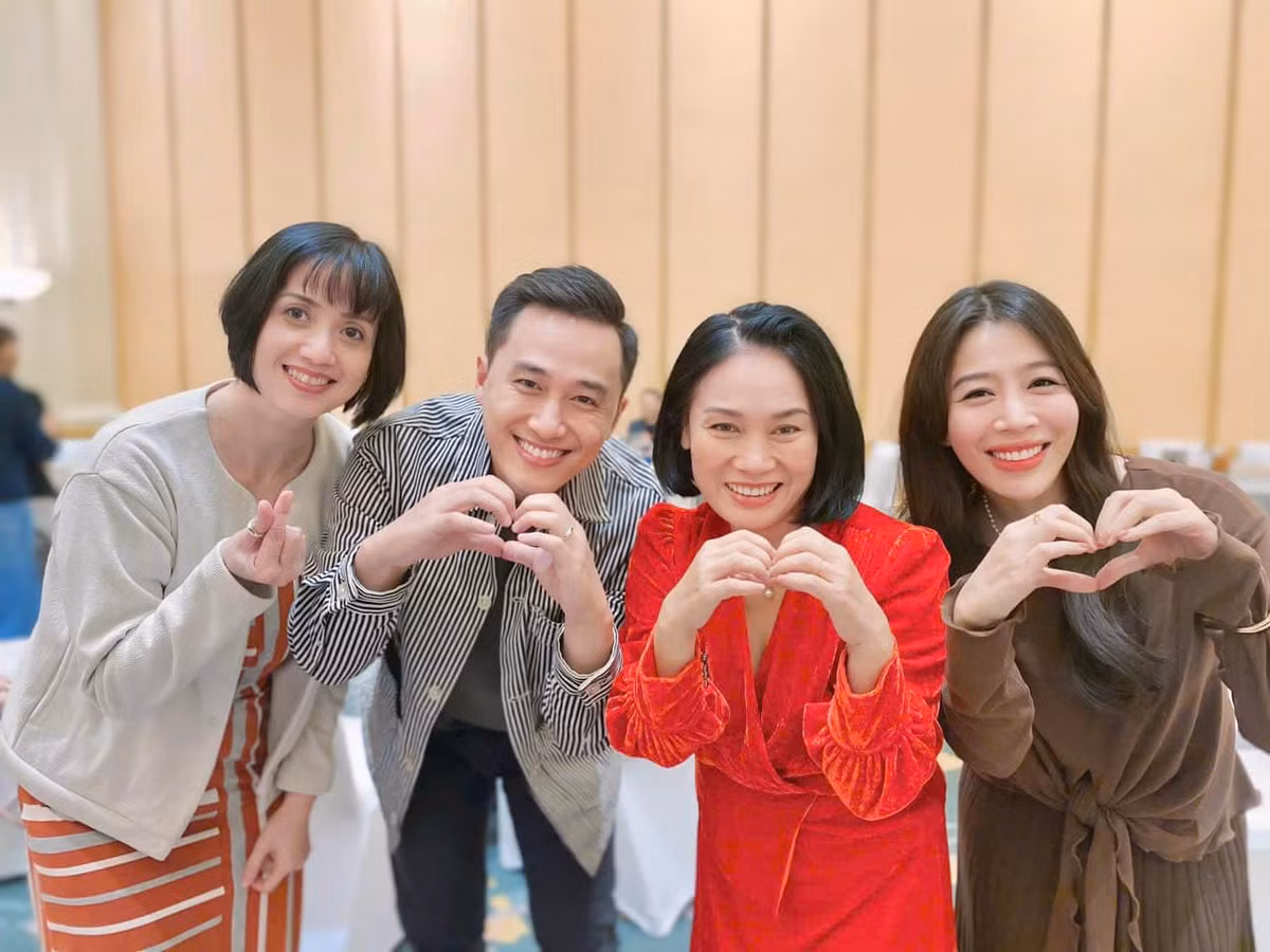 Hơn hai thập kỷ phát sóng, "Đường lên đỉnh Olympia" được xem là chương trình quốc dân thu hút hàng triệu khán giả Việt. Mới đây, trong bữa tiệc chia tay Nhà báo Tạ Bích Loan nghỉ hưu, MC Diệp Chi đã chia sẻ bức ảnh chụp các thế hệ MC "cầm trịch" chương trình Đường Lên Đỉnh Olympia gây xúc động. Tuy chưa hội ngộ đủ toàn bộ MC từng tham gia dẫn chương trình Olympia, thế nhưng bức ảnh khiến khiều khán giả không khỏi thổn thức.