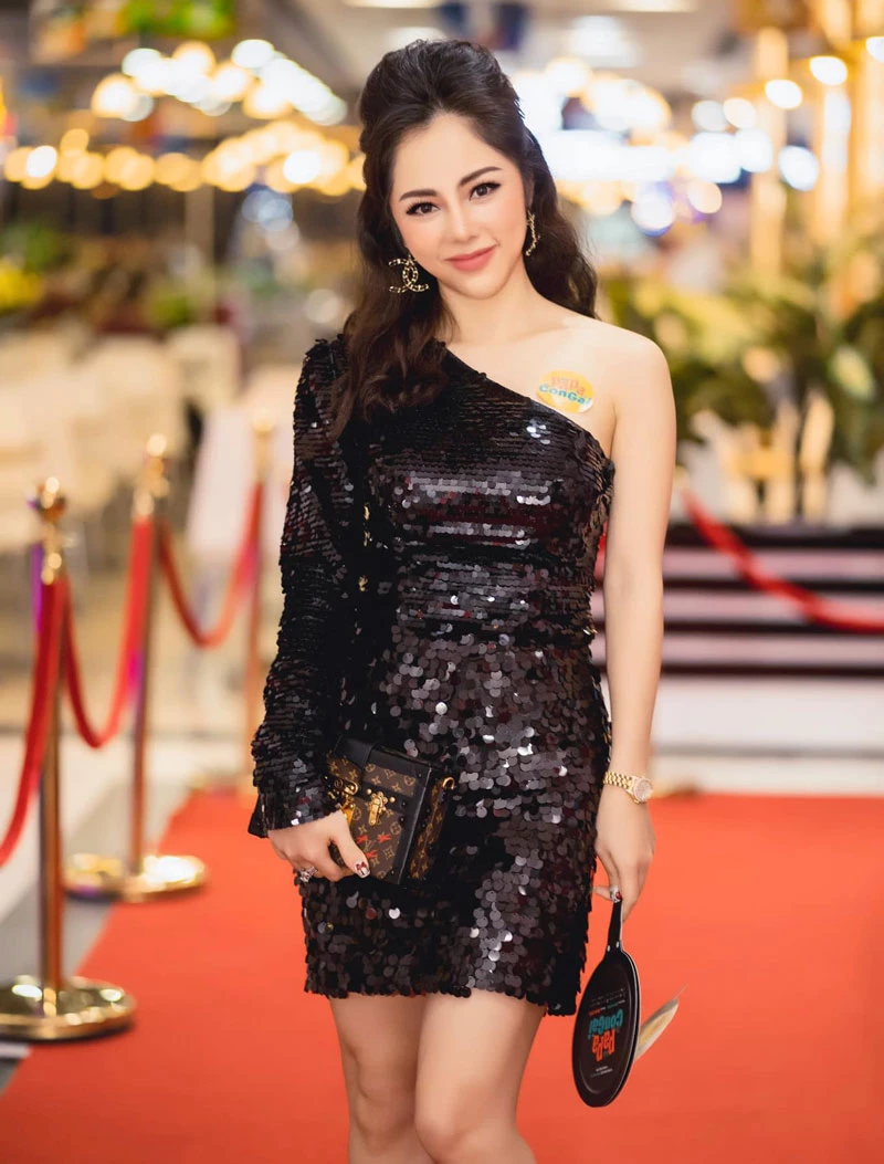 Cô nàng cũng sở hữu gu thời trang gợi cảm, quyến rũ nhận được cơn mưa lời khen từ hội phái đẹp.