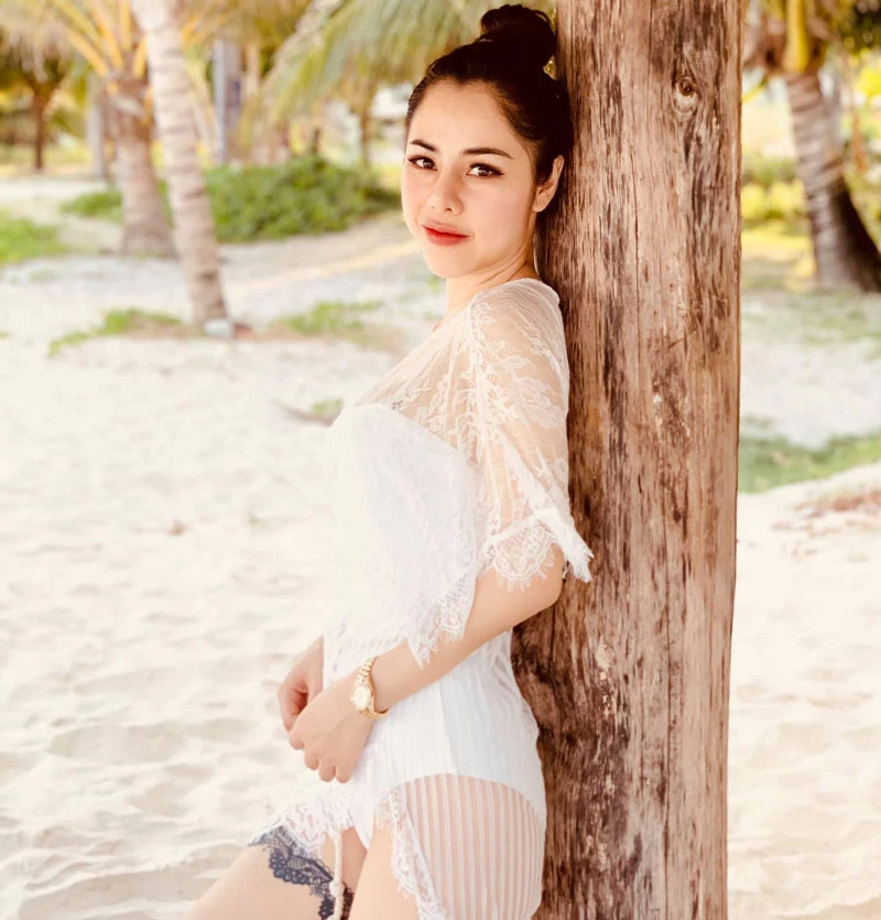 MC Bạch Lan Phương ưa chuộng những kiểu đồ có phần xẻ sâu, khoe vòng một đầy đặn và vòng eo thon gọn đáng mơ ước.