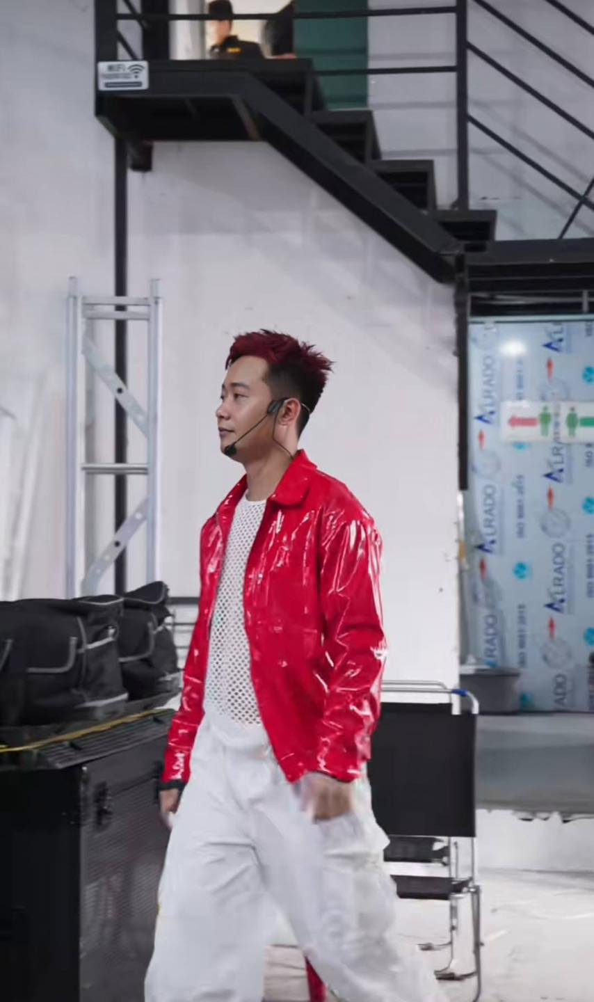 Màn thay đổi giao diện này của Quang Linh khiến nhiều người liên tưởng đến chương trình thực tế đang hot dạo gần đây là "Anh trai say hi".