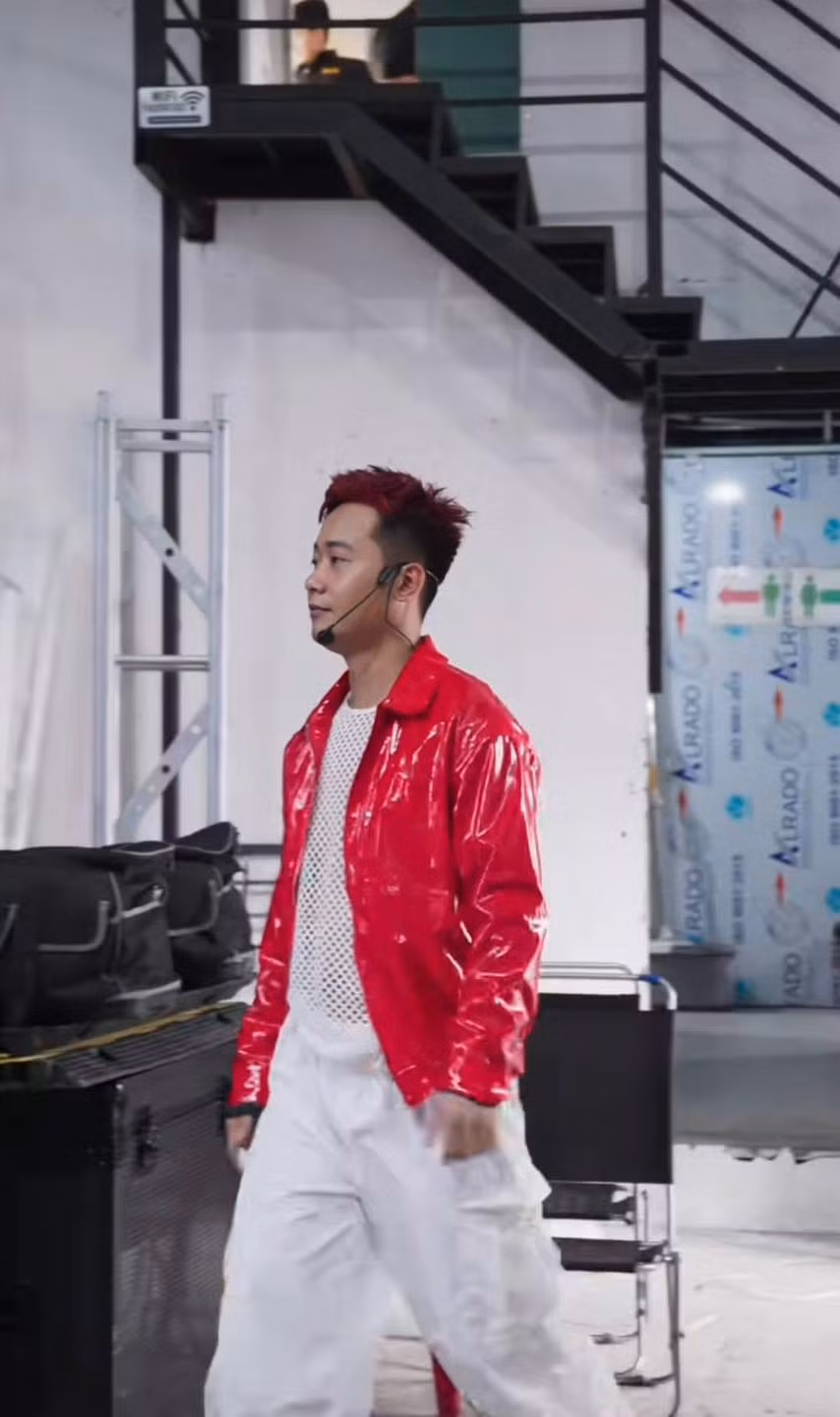 Màn thay đổi giao diện này của Quang Linh khiến nhiều người liên tưởng đến chương trình thực tế đang hot dạo gần đây là "Anh trai say hi".