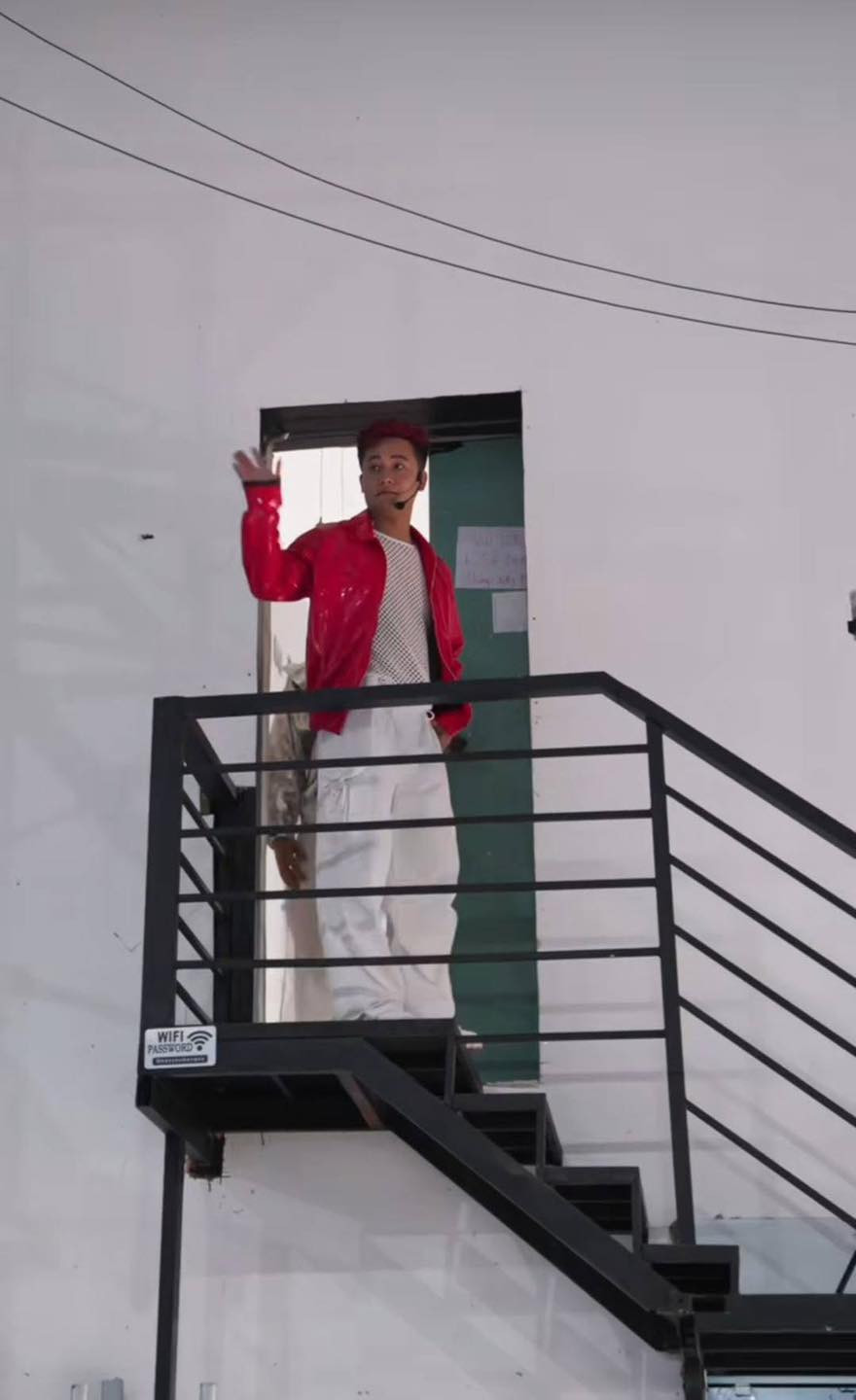 Những ngày trước, netizen cũng xôn xao khi anh chàng hé lộ một vài khoảnh khắc mới, tự gọi mình là "anh trai" sắp debut.