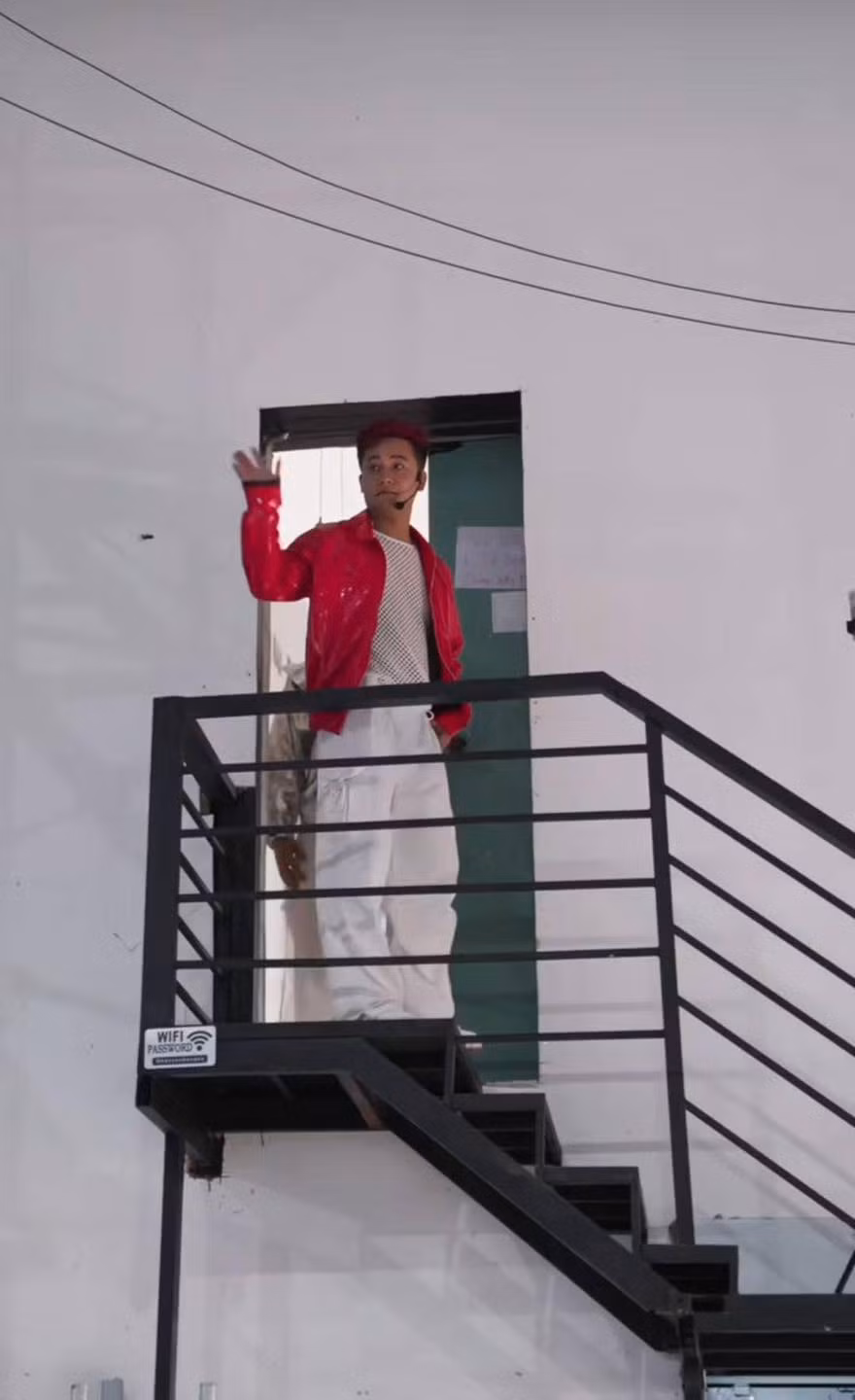 Những ngày trước, netizen cũng xôn xao khi anh chàng hé lộ một vài khoảnh khắc mới, tự gọi mình là "anh trai" sắp debut.