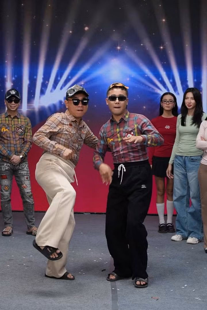 Trước đây, Quang Linh cũng không ít lần xuất hiện với những hình ảnh khó đỡ không màng đến hình tượng.