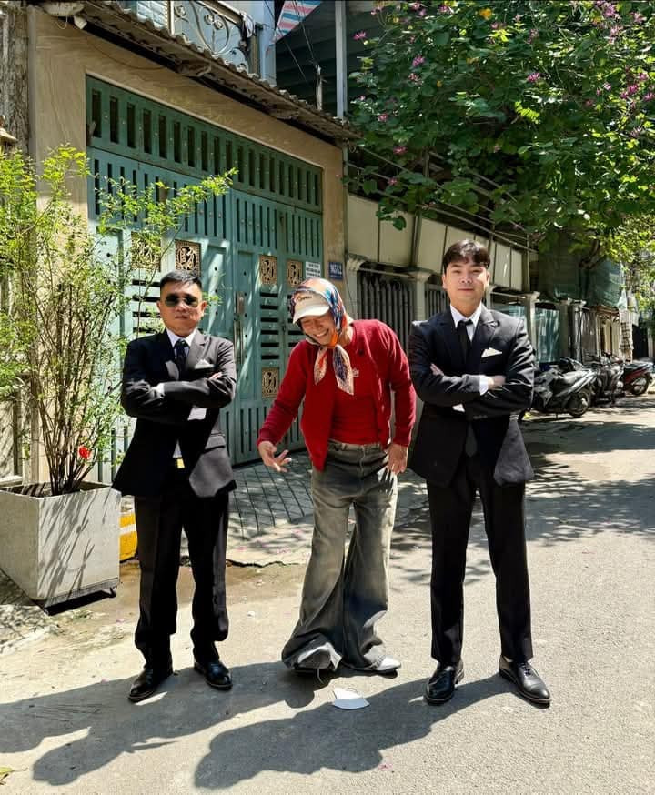 Anh được yêu mến bởi những thước phim ghi lại cuộc sống bình dị của anh cùng người dân ở Angola. (Ảnh: Tiktok, FBNV)