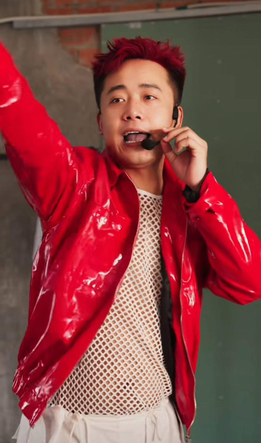 Không chỉ vậy, anh chàng cũng thay đổi hoàn toàn phong cách ăn mặc so với hình ảnh trước đây. Chàng trai Nghệ An mặc chiếc áo lưới ở phía trong, bên ngoài khoác áo da đỏ cực nổi bật.