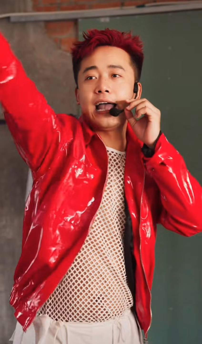 Không chỉ vậy, anh chàng cũng thay đổi hoàn toàn phong cách ăn mặc so với hình ảnh trước đây. Chàng trai Nghệ An mặc chiếc áo lưới ở phía trong, bên ngoài khoác áo da đỏ cực nổi bật.