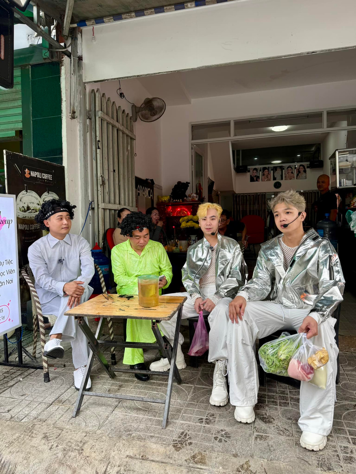 Tuy nhiên, bên cạnh các ý kiến khen ngợi sự nỗ lực của Quang Linh cùng team khi luôn cố gắng mang đến sự mới lạ với người xem, thì cũng có ý kiến cho rằng thời gian gần đây anh chàng đang đi "hơi xa", "ngày càng lố", mong anh chàng tiết chế lại bớt để giữ được hình ảnh chân chất ngày xưa.