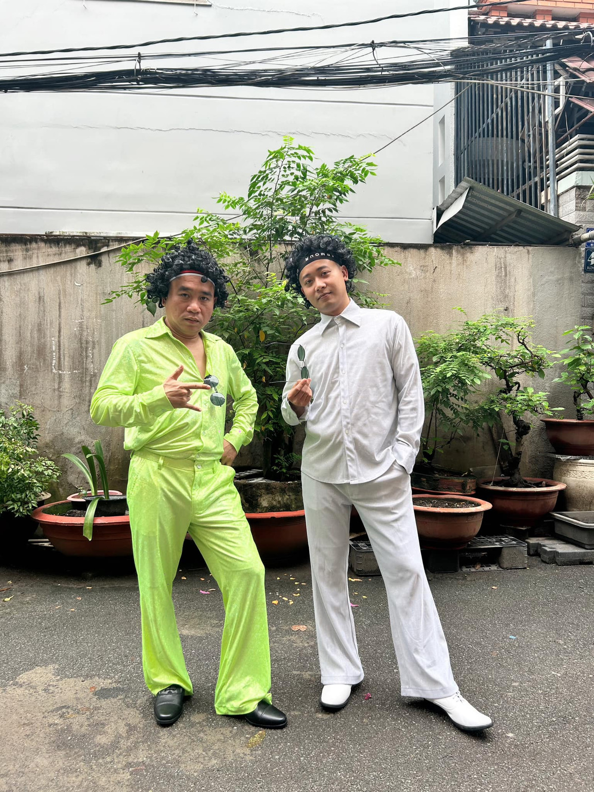 Được biết, hình ảnh mái tóc đỏ nổi bật lần này của Quang Linh thực chất là xịt màu lên tóc chứ anh chàng không nhuộm tóc thật.