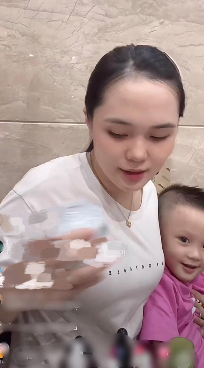 Cô nàng từng có quãng thời gian livestream bán hàng đều đặn mỗi ngày, thậm chí khi vừa sinh xong vẫn làm việc đến nửa đêm, tận sức với công việc kinh doanh mỹ phẩm của mình.