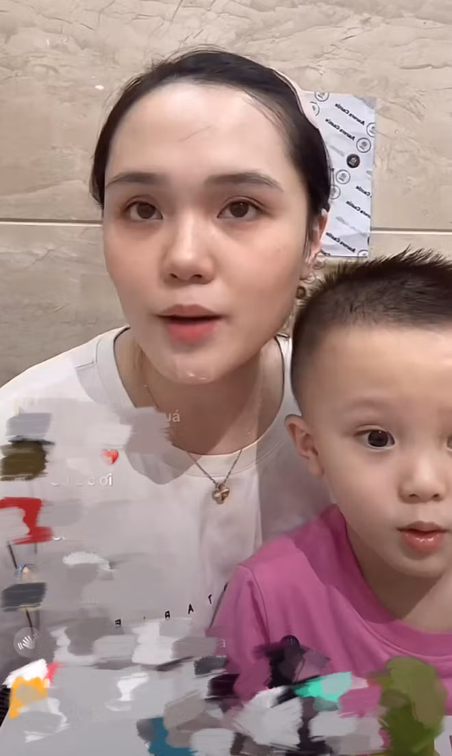 Việc bà xã Duy Mạnh - Quỳnh Anh xuất hiện livestream cùng với Chu Thanh Huyền khiến nhiều người không quá bất ngờ, bởi cô nàng bình thường vẫn luôn rất chăm chỉ livestream và có hoạt động kinh doanh sôi nổi để kiếm nhiều nguồn thu nhập.