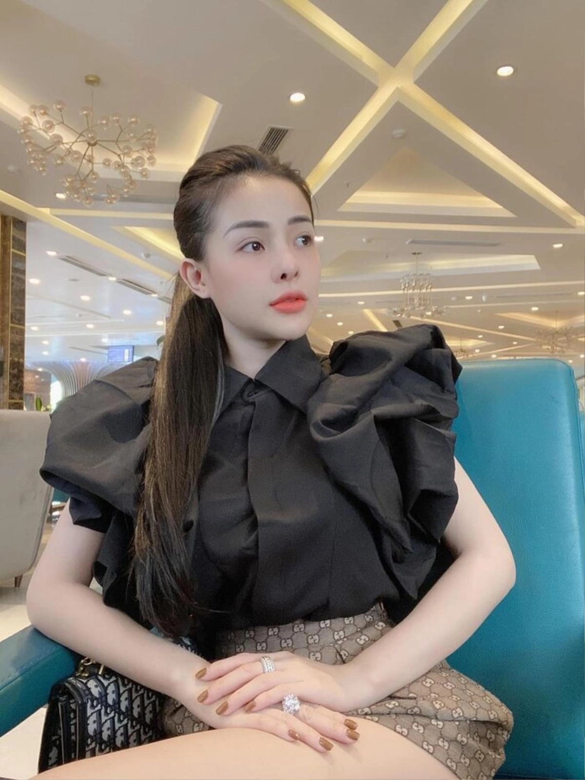 Thế nhưng từ đó đến nay, Ngân 98 tiếp tục trải qua nhiều lần thẩm mỹ khác. Cho đến hiện tại, nhan sắc của cô nàng khác một trời một vực so với ban đầu. (Ảnh: FBNV)