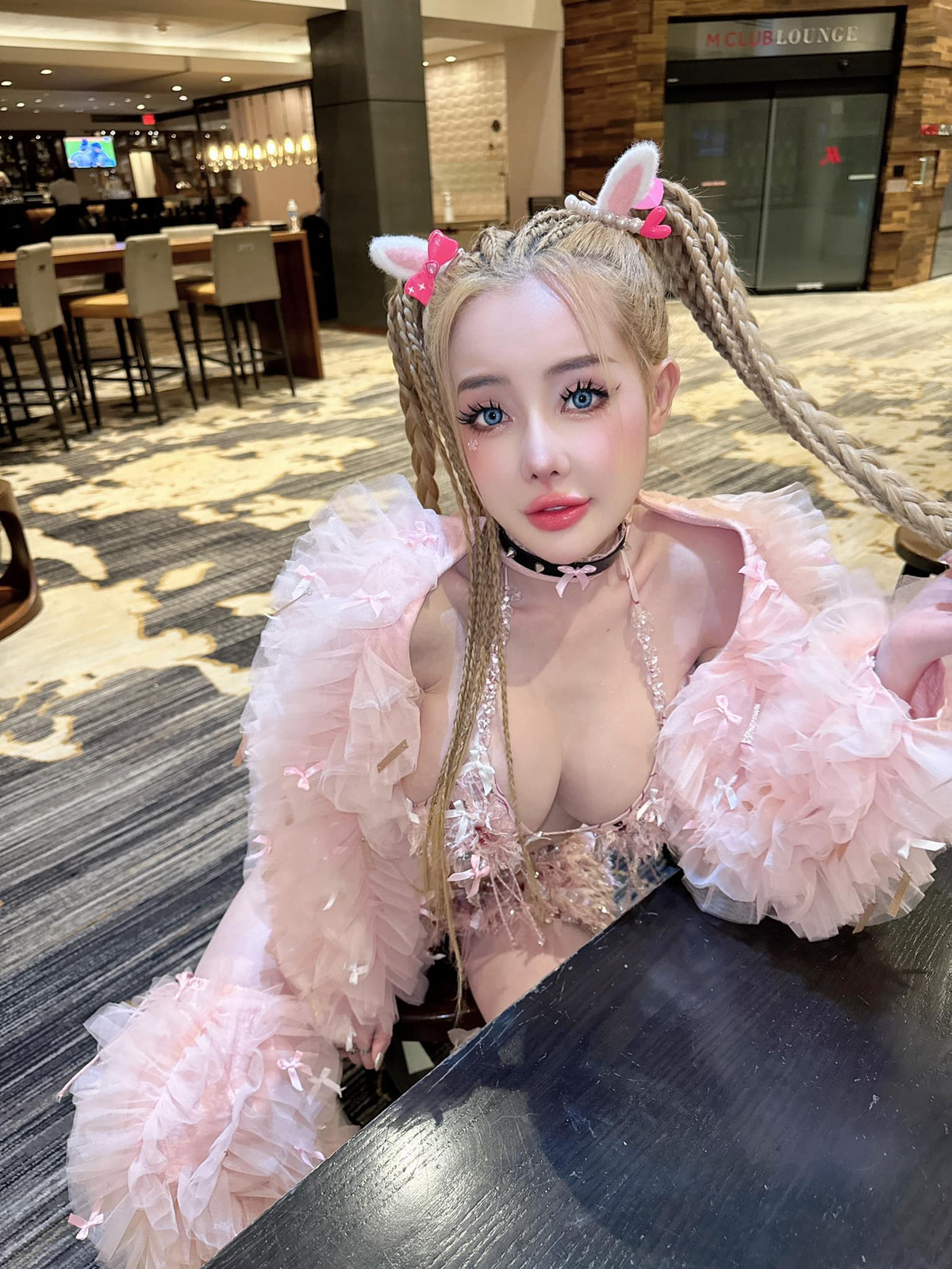 Hình ảnh lúc vừa phẫu thuật xong khiến nhiều người tranh cãi vì quá "nhựa", đơ cứng. Tuy nhiên sau đó xuất hiện trong những show diễn, đường nét trên gương mặt cô nàng đã có phần ổn định hơn, mềm mại hơn.