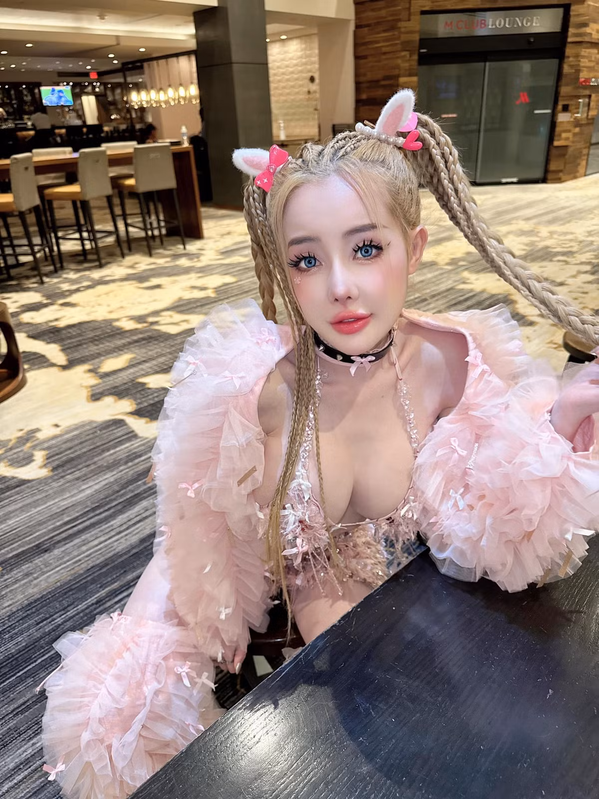 Hình ảnh lúc vừa phẫu thuật xong khiến nhiều người tranh cãi vì quá "nhựa", đơ cứng. Tuy nhiên sau đó xuất hiện trong những show diễn, đường nét trên gương mặt cô nàng đã có phần ổn định hơn, mềm mại hơn.