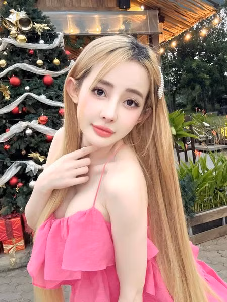 Ngân 98 là một trong những cái tên được nhiều người nhận xét là "nghiện thẩm mỹ". Dù đã sở hữu nhan sắc xinh đẹp, mới đây cô nàng lại tiếp tục công khai sửa mũi lần thứ 10.