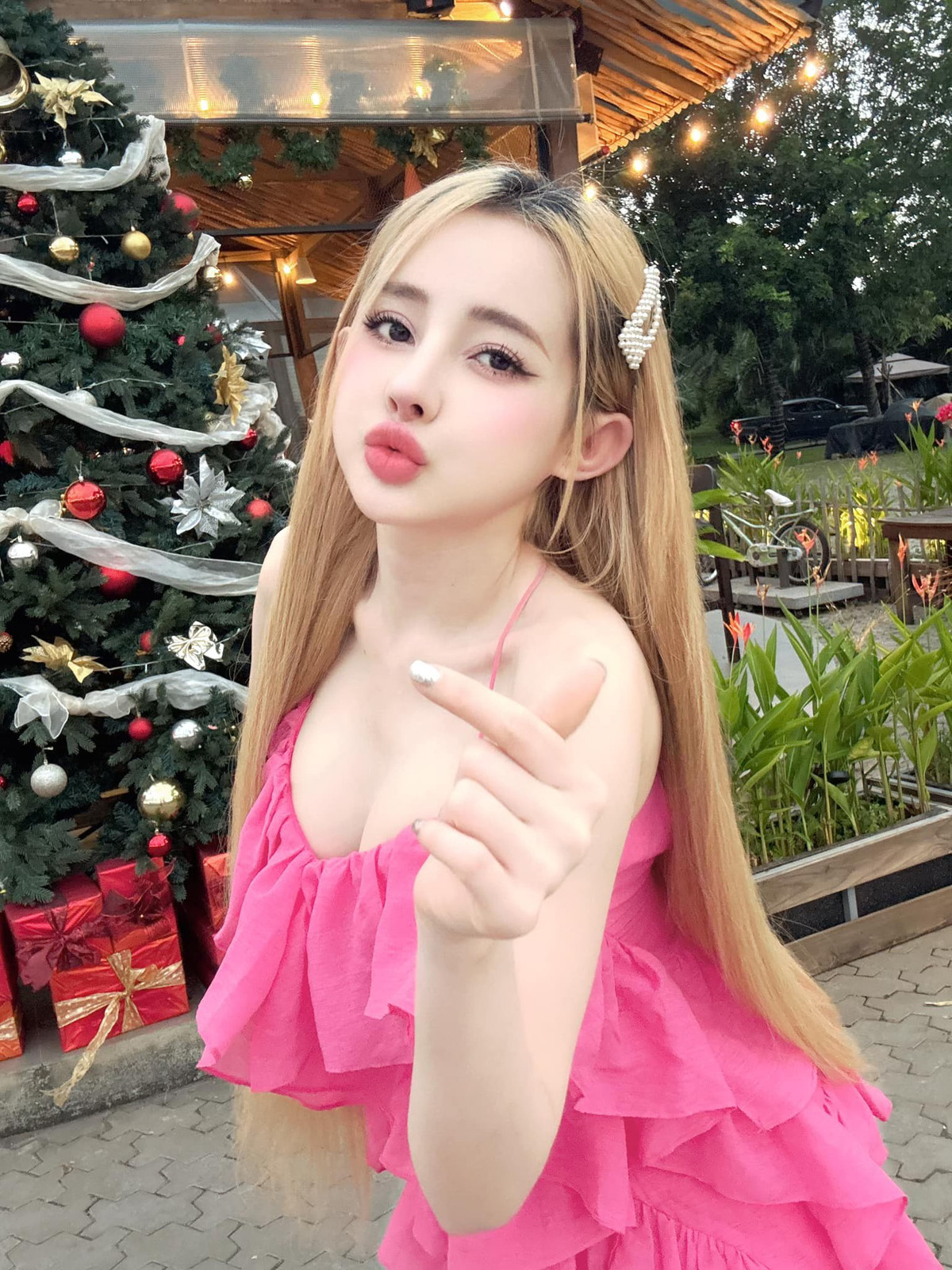 Trên trang cá nhân, cô nàng vừa cập nhật giao diện mới để "làm quen" với người hâm mộ. Cô nàng tự nhận mình là người có nhiều bộ mặt: "Người đàn bà có nhiều bộ mặt nhất Việt Nam gọi tên Ngân 98. Cập nhật hình ảnh mới nhất cho khán giả sắp tới đi xem Show em Ngân đỡ bỡ ngỡ nè".