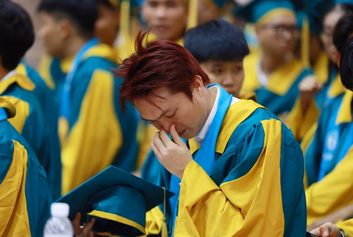 Tuấn Anh không giấu nổi xúc động khi tên của HLV Dương Minh Ninh được đọc lên nhận bằng. (Ảnh: VietNamNet)