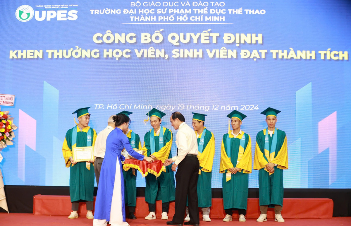 Do một số cầu thủ như Văn Thanh, Văn Toàn... đang cùng đội tuyển Việt Nam dự ASEAN Cup 2024, chỉ có sáu cầu thủ đến nhận bằng. (Ảnh: VietNamNet)