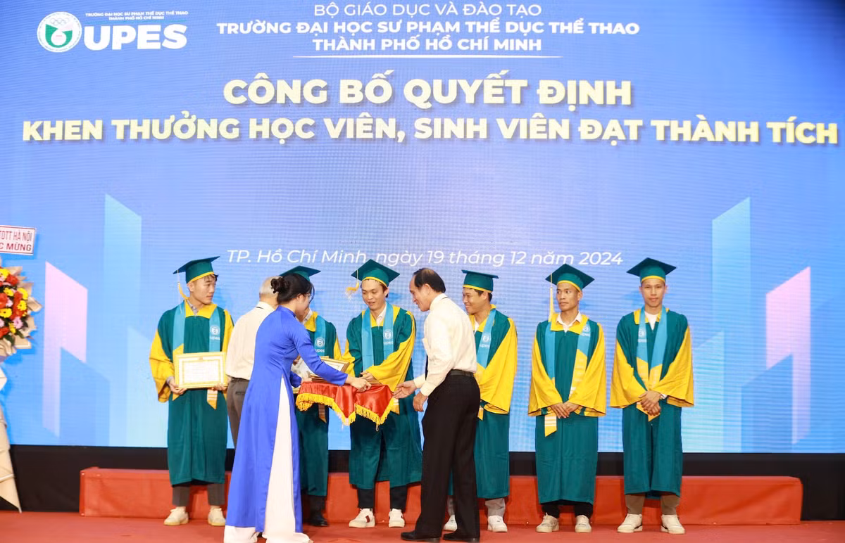 Do một số cầu thủ như Văn Thanh, Văn Toàn... đang cùng đội tuyển Việt Nam dự ASEAN Cup 2024, chỉ có sáu cầu thủ đến nhận bằng. (Ảnh: VietNamNet)