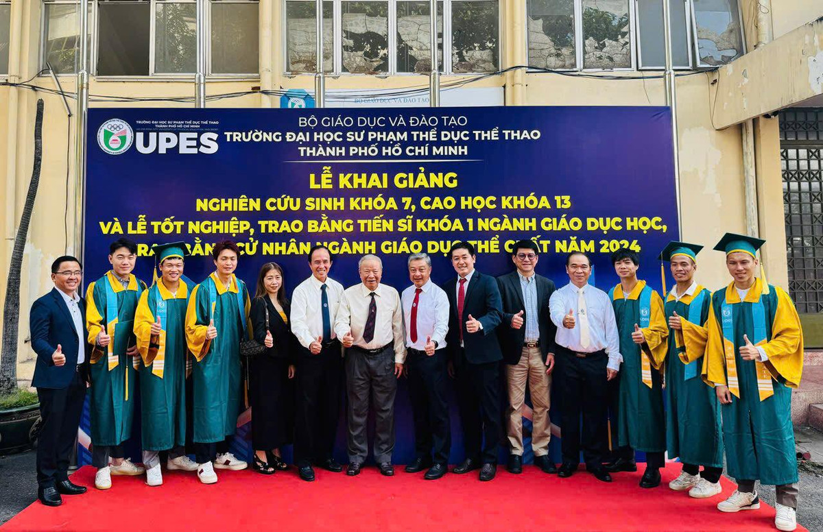 Các cầu thủ cùng chụp ảnh lưu niệm. (Ảnh: HAGL FC)