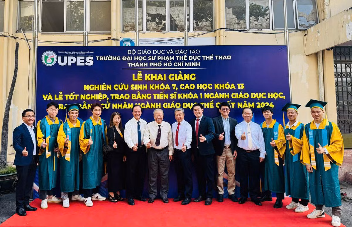 Các cầu thủ cùng chụp ảnh lưu niệm. (Ảnh: HAGL FC)