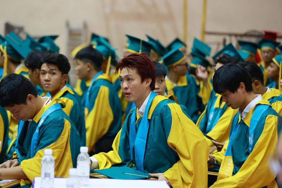 Đây là chương trình kết hợp đào tạo giữa nhà trường và Học viện HAGL do bầu Đức khởi xướng. Các cầu thủ được đào tạo trực tiếp, gián tiếp và qua hình thức học online. (Ảnh: VietNamNet)