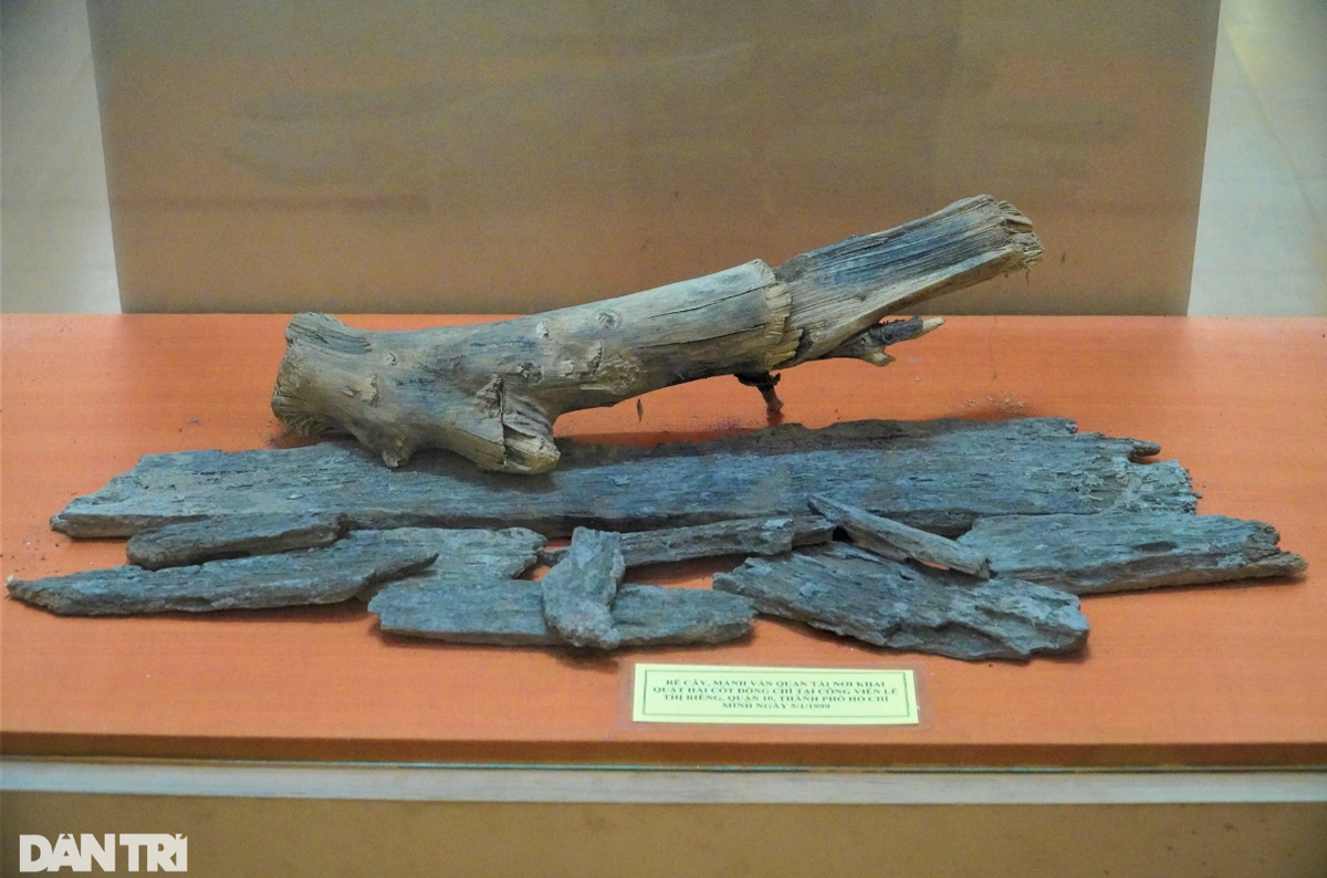 Thực dân Pháp đã chôn cất thi hài của Trần Phú ở khu nghĩa trang Đô Thành, nay là Công viên Lê Thị Riêng ở quận 10, TPHCM. Trong ảnh là rễ cây, mảnh ván quan tài nơi khai quật hài cốt cố Tổng Bí thư tại Công viên Lê Thị Riêng vào ngày 5/1/1999.