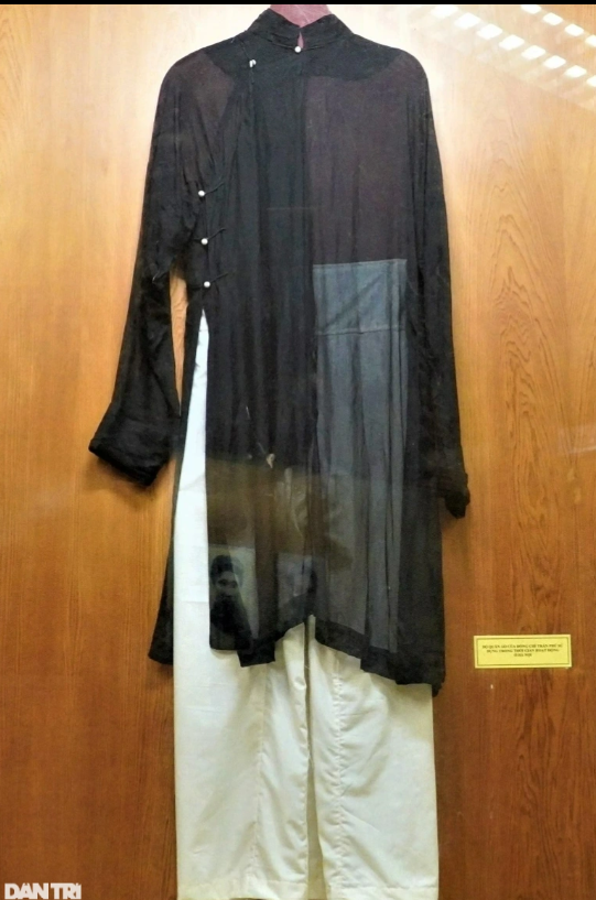 Mùa thu 1918, Trần Phú bước chân vào Trường Quốc Học Huế. Trong thời gian học tập ở đây, ông đã tìm đến các cụ Phan Bội Châu, Phan Chu Trinh là những bậc lão thành cách mạng yêu nước. Đặc biệt, ông được thầy giáo là cụ Võ Liêm Sơn trực tiếp khơi dậy tinh thần yêu nước, lòng tự hào dân tộc. Trong hình là bộ quần áo của cố Tổng Bí thư Trần Phú sử dụng trong thời gian theo học tại Trường Quốc học Huế và hoạt động ở Hà Nội.