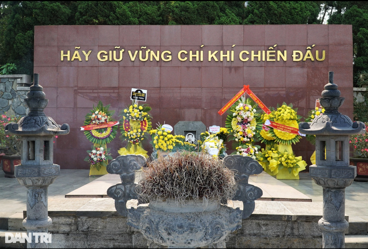 Khu mộ khởi công xây dựng vào tháng 1/2000 và hoàn thành vào tháng 4/2004, đúng dịp kỷ niệm 100 năm ngày sinh của ông. Nơi đây khắc ghi câu nói bất hủ của ông: "Hãy giữ vững chí khí chiến đấu" trong thời gian bị địch bắt và tra tấn vào tháng 4/1931. Cách khu mộ gần 1km, nhà trưng bày ở thôn Châu Tùng, xã Tùng Ảnh được xây dựng vào năm 1998 trên diện tích 160m2. Đây là nơi lưu giữ hàng trăm hiện vật, kỷ vật, tài liệu, hình ảnh tái hiện cuộc đời, sự nghiệp của cố Tổng Bí thư Trần Phú và gia phả họ Trần. Cố Tổng Bí thư Trần Phú sinh ngày 1/5/1904.