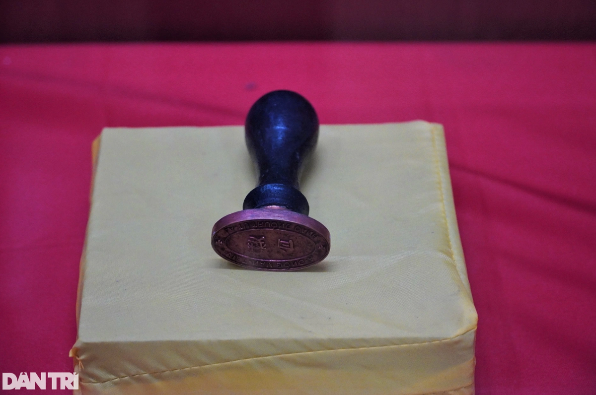 Giữa năm 1925, Trần Phú gia nhập Hội Phục Việt (sau đổi tên thành Hội Hưng Nam và Tân Việt Cách mạng Đảng) - tổ chức của những trí thức yêu nước. Năm 1926, ông là một trong những thành viên của Hội Hưng Nam sang Quảng Châu (Trung Quốc) tìm gặp Nguyễn Ái Quốc, được dự lớp huấn luyện chính trị và gia nhập Việt Nam Thanh Niên cách mạng đồng chí hội do Nguyễn Ái Quốc sáng lập. Trong ảnh là con dấu của Hội Hưng Nam.