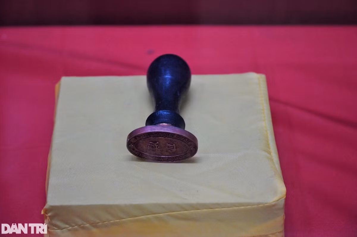 Giữa năm 1925, Trần Phú gia nhập Hội Phục Việt (sau đổi tên thành Hội Hưng Nam và Tân Việt Cách mạng Đảng) - tổ chức của những trí thức yêu nước. Năm 1926, ông là một trong những thành viên của Hội Hưng Nam sang Quảng Châu (Trung Quốc) tìm gặp Nguyễn Ái Quốc, được dự lớp huấn luyện chính trị và gia nhập Việt Nam Thanh Niên cách mạng đồng chí hội do Nguyễn Ái Quốc sáng lập. Trong ảnh là con dấu của Hội Hưng Nam.