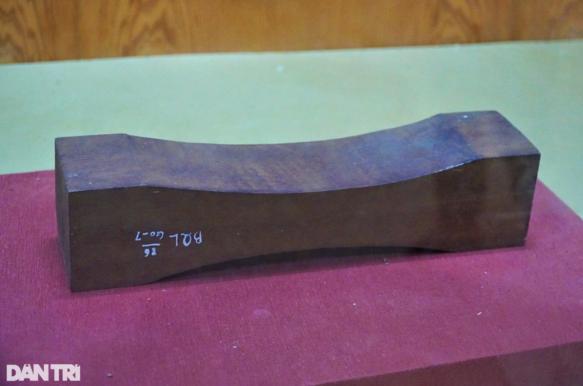 Tháng 7/1930, Trần Phú được bổ sung vào Ban Chấp ủy lâm thời và được giao nhiệm vụ dự thảo Luận cương Chính trị của Đảng. Trong ảnh, ngôi nhà số 90, phố Thợ Nhuộm (quận Hoàn Kiếm, Hà Nội) - nơi Trần Phú soạn thảo Luận cương Chính trị năm 1930. Trong hình là chiếc gối của cố Tổng Bí thư Trần Phú sử dụng trong thời gian hoạt động ở Hà Nội.