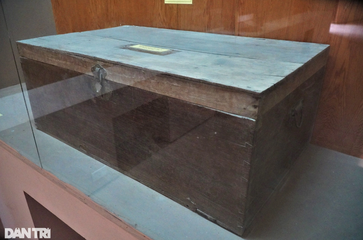 Trong hình là bức tranh vẽ tái hiện cảnh Trần Phú trong lớp dạy chữ quốc ngữ cho công nhân và nhân dân lao động tại Vinh - Bến Thủy (Nghệ An). Ông say mê hoạt động dạy học với mục đích góp phần đào tạo lớp người có chí hướng, làm lợi cho dân, cho nước. Đây là chiếc rương gỗ cố Tổng Bí thư Trần Phú dùng trong thời kỳ dạy học ở Vinh từ năm 1922 đến năm 1925.