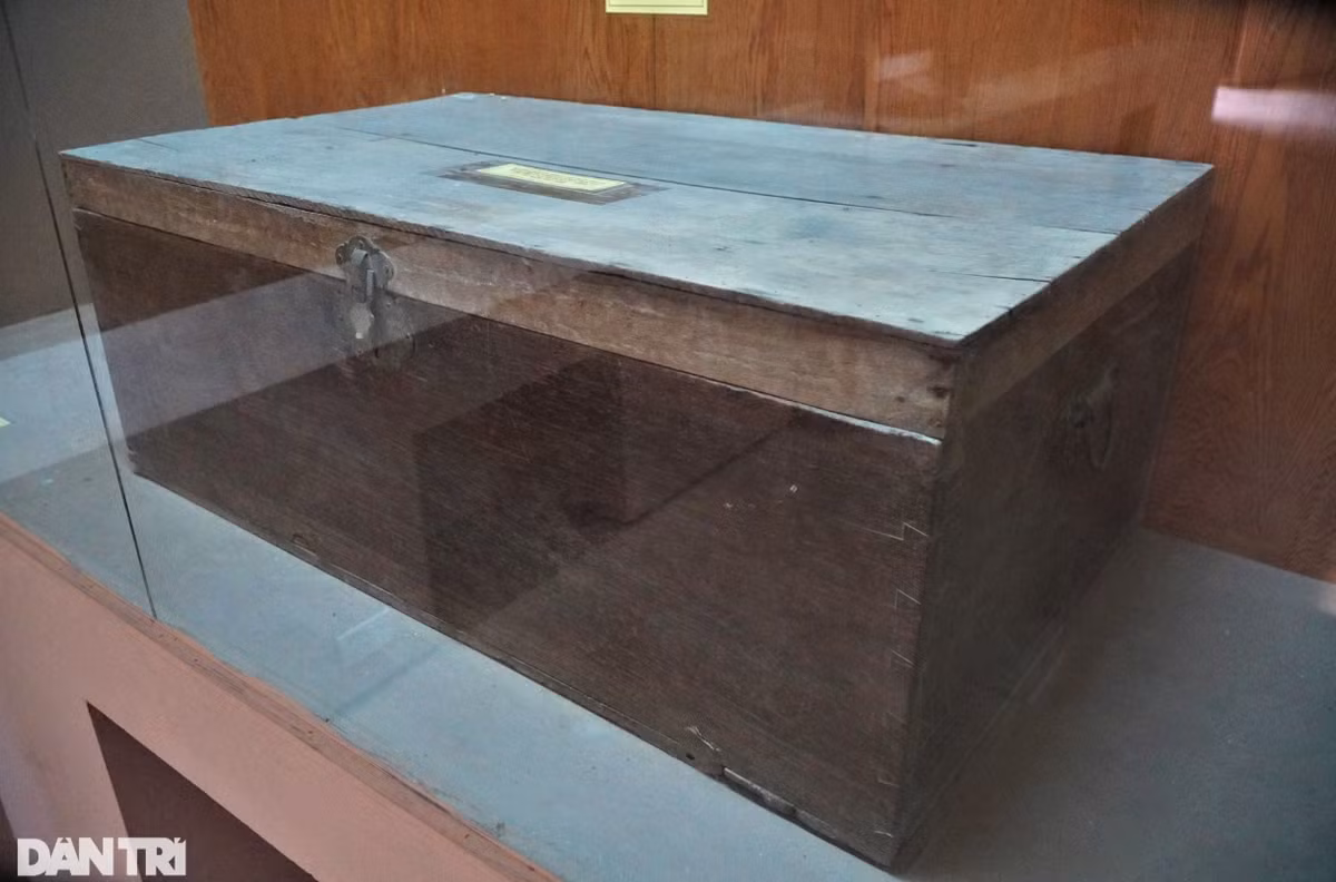 Trong hình là bức tranh vẽ tái hiện cảnh Trần Phú trong lớp dạy chữ quốc ngữ cho công nhân và nhân dân lao động tại Vinh - Bến Thủy (Nghệ An). Ông say mê hoạt động dạy học với mục đích góp phần đào tạo lớp người có chí hướng, làm lợi cho dân, cho nước. Đây là chiếc rương gỗ cố Tổng Bí thư Trần Phú dùng trong thời kỳ dạy học ở Vinh từ năm 1922 đến năm 1925.