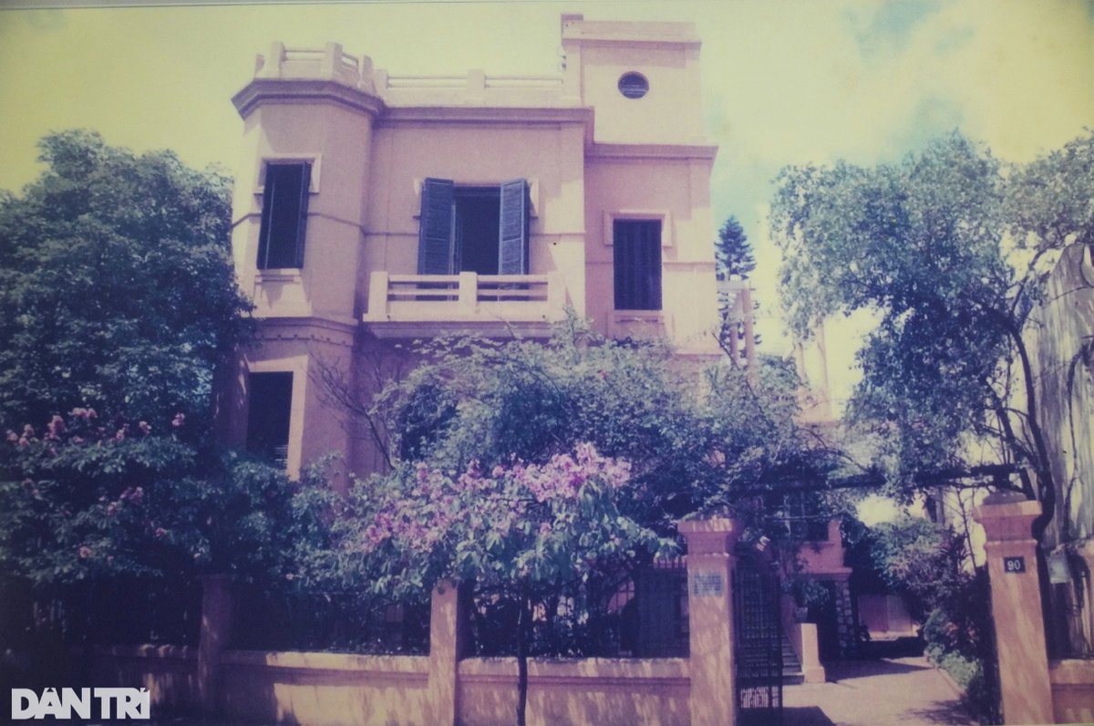 Đầu năm 1927, Trần Phú học tại trường Đại học Phương Đông ở Maxcơva. Lãnh tụ Nguyễn Ái quốc đã gửi thư tới Chi bộ Đảng của trường giới thiệu Trần Phú làm Bí thư Chi bộ nhóm học sinh sinh viên Việt Nam. Năm 1928, Trần Phú tham dự Đại hội Quốc tế Cộng sản lần thứ VI. Năm 1930, sau khi tốt nghiệp Đại học Phương Đông, ông từ Matxcơva qua Bỉ, Đức, Pháp rồi bí mật về Sài Gòn vào ngày 8/2/1930 mang theo kiến thức của một nhà lý luận.