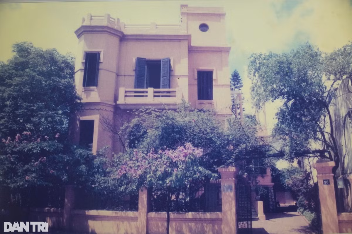 Đầu năm 1927, Trần Phú học tại trường Đại học Phương Đông ở Maxcơva. Lãnh tụ Nguyễn Ái quốc đã gửi thư tới Chi bộ Đảng của trường giới thiệu Trần Phú làm Bí thư Chi bộ nhóm học sinh sinh viên Việt Nam. Năm 1928, Trần Phú tham dự Đại hội Quốc tế Cộng sản lần thứ VI. Năm 1930, sau khi tốt nghiệp Đại học Phương Đông, ông từ Matxcơva qua Bỉ, Đức, Pháp rồi bí mật về Sài Gòn vào ngày 8/2/1930 mang theo kiến thức của một nhà lý luận.