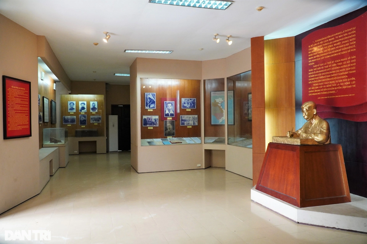 Thân phụ của ông là cụ Trần Văn Phổ - quê ở làng Tùng Ảnh, huyện Đức Thọ, Hà Tĩnh và thân mẫu là bà Hoàng Thị Cát, quê ở xã Dương Châu, huyện Nghi Lộc, Nghệ An. Tuy vậy, ông lại được sinh ra tại phủ Tuy An, tỉnh Phú Yên - nơi thân sinh ông làm giáo thụ vào năm 1904. Lên 10 tuổi, Trần Phú mồ côi cả cha lẫn mẹ, phải sống trong những năm tháng gian khổ để học tập, nhưng ông vẫn kiên trì theo học, đỗ đầu kỳ thi Thành Chung tại Huế vào năm 1922.