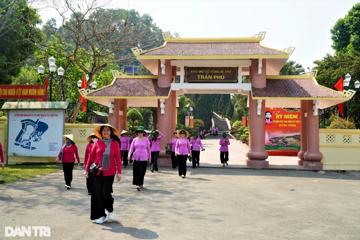 Trao đổi với phóng viên, ông Lê Doãn Thắng, Trưởng Ban Quản lý khu di tích Trần Phú, dịp Kỷ niệm 120 năm ngày sinh cố Tổng Bí thư Trần Phú (1/5/1904-1/5/2024), khu di tích đón hàng trăm lượt du khách tới tham quan, dâng hương. "Có những ngày, khu di tích đón gần 2.000 học sinh. Chúng tôi bố trí hướng dẫn viên tiếp đón và trang trí thêm khẩu hiệu, băng rôn, quốc kỳ", ông Thắng thông tin. Luận cương Chính trị năm 1930 do cố Tổng Bí thư Trần Phú khởi thảo và các văn kiện của Đảng trong thời kỳ ông làm Tổng Bí thư là những văn kiện vô giá, góp phần hình thành đường lối cơ bản của cách mạng Việt Nam.