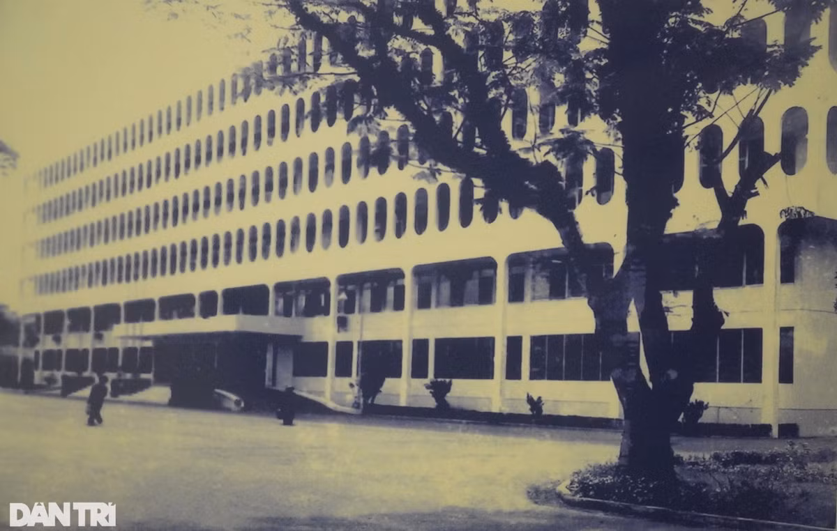 Ngày 18/4/1931, giữa lúc phong trào đang lên, cố Tổng Bí thư Trần Phú bị địch bắt tại số nhà 66, đường Sămpanhơ (nay là đường Lý Chính Thắng, TPHCM) và đưa về giam giữ ở Khám Lớn Sài Gòn (trong hình). Trong thời gian này, Trần Phú bị tra tấn cực hình nhưng vẫn một mực trung thành với Đảng và Cách mạng. Trước những đòn tra tấn dã man và chế độ hà khắc của nhà tù đế quốc, ngày 6/9/1931, Trần Phú đã trút hơi thở cuối cùng tại Nhà thương Chợ Quán, Sài Gòn (trong hình) với câu nói bất hủ "Hãy giữ vững chí khí chiến đấu".