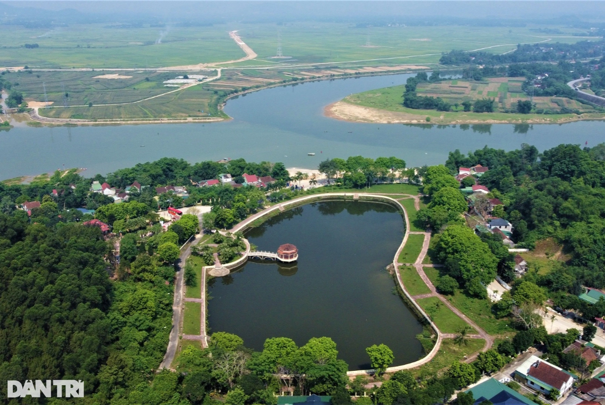 Quần thể Khu di tích cố Tổng Bí thư Trần Phú nằm tại xã Tùng Ảnh (huyện Đức Thọ, Hà Tĩnh) được chia làm 3 phần, gồm: nhà thờ, nhà trưng bày và khu mộ. Trong hình là khu mộ cố Tổng Bí thư đầu tiên của Đảng đặt trên đồi Quần Hội với diện tích hơn 47.000m2, hướng nhìn ra bến Tam Soa - nơi giao nhau giữa 3 con sông: Ngàn Sâu, Ngàn Phố và sông La.